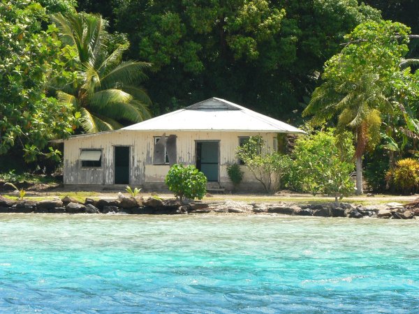 60- Maison a l'abandon au bord du lagon 